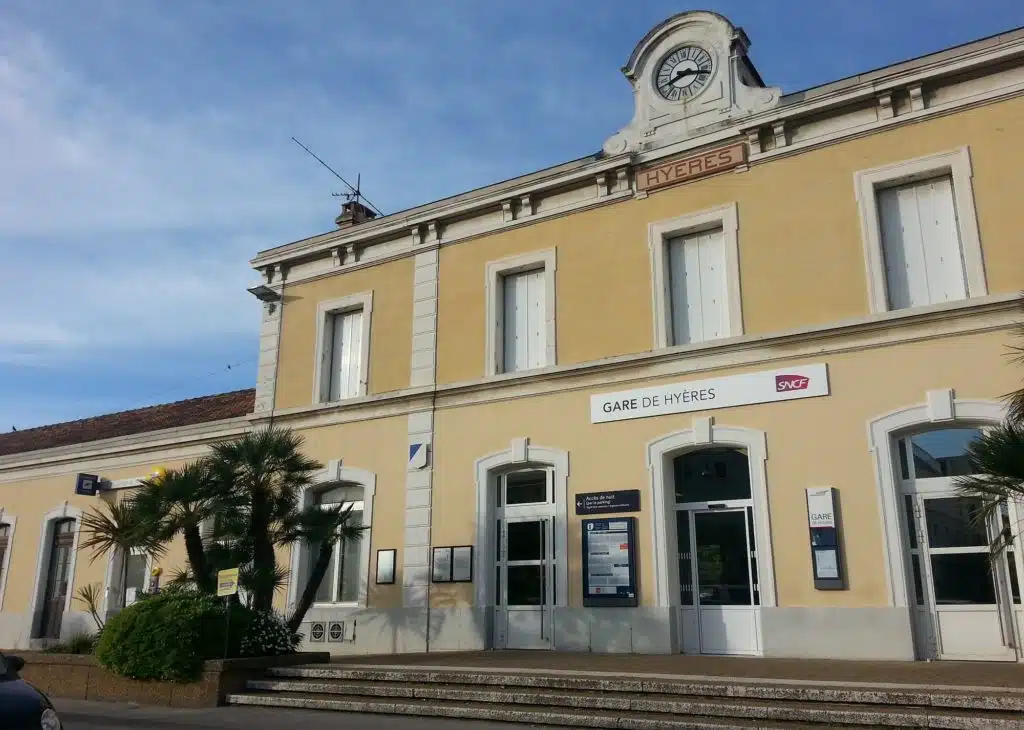 vtc chauffeur privé prive van gare de hyeres taxi sncf hyères reserver commander transport